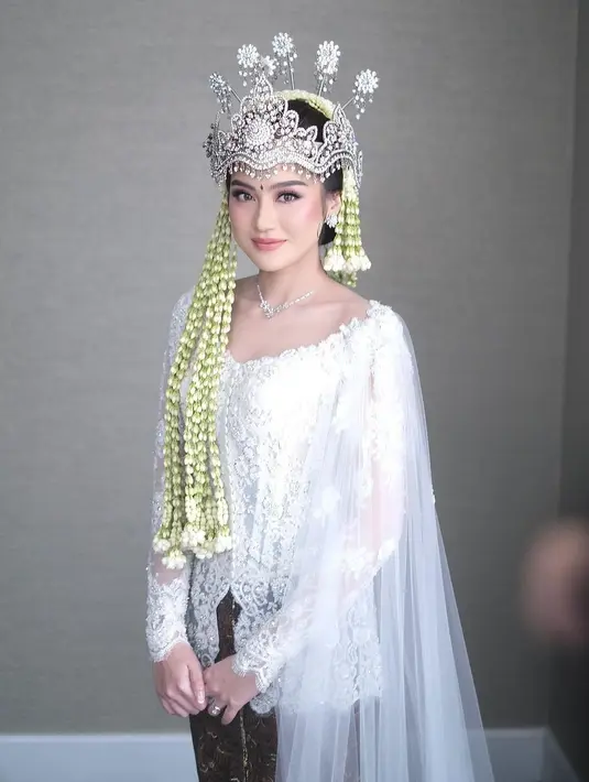 Salshabilla Adriani resmi dipersunting oleh Ibrahim Risyad hari Minggu (7/7/2024) melalui momen akad dan resepsi. [Foto: Instagram/rhay_david]