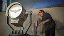  Aktor Danny DeVito menyalakan Bat-Signal di Warner Bros VIP Studio Tour "The Batman Exhibit" di Burbank, California (26/6/2014) (REUTERS/Mario Anzuoni)