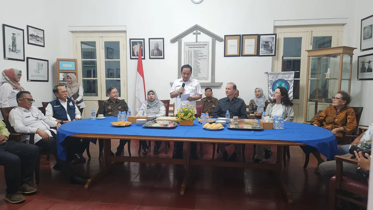 Wakil Wali Kota Depok, Chandra Rahmansyah saat menerima kedatangan Dubes Belanda di kantor YLCC, Depok (Liputan6.com/Dicky Agung Prihanto)