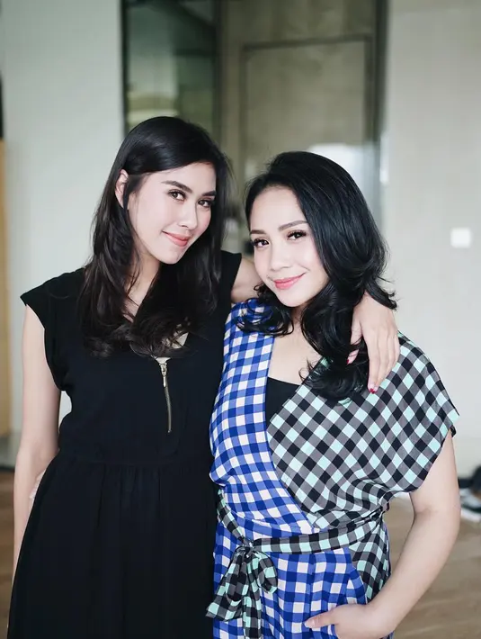 Hubungan Gigi dan Nanas pun juga terbilang sangat dekat. Bahkan, Gigi tak kuasa menahan air mata saat Syahnaz akan menikah dengan Jeje Govinda. Gigi tampat tersedu haru di acara pengajian. (Instagram/nissyaa)