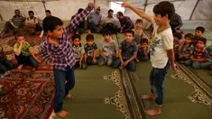 Anak-anak berlatih seni bela diri dalam kegiatan rekreasi di kamp pengungsian al-Bab, Suriah, Selasa (29/5). Ribuan orang terpaksa mengungsi setelah kubu oposisi menyerah di Ghouta Timur. (AP Photo/Lefteris Pitarakis)