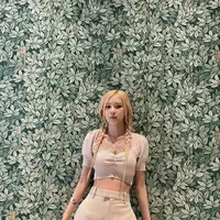 Rose jadi salah satu member Blackpink yang kerapa menggunakan gaya rambut kepang. Rambut blondenya terlihat semakin indah dengan kepang dua klasiknya.(@roses_are_rosie)