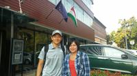 Rio Haryanto berfoto bersama seorang warga negara Indonesia di Budapest, Hungaria, Minggu (24/7/2016). (Bola.com/Reza Khomaini)