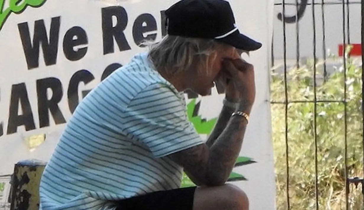 Usai bertunangan, paparazzi menangkap Justin Biebr tengah menelpon di depan aparatemen Hailey di Brooklyn. (instagram/tmz_tv)