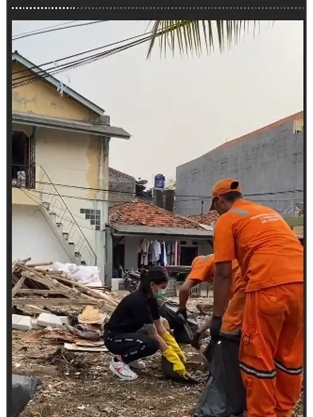 7 Momen Saat Awkarin Bersihkan Sampah dan Selokan, Curi Perhatian