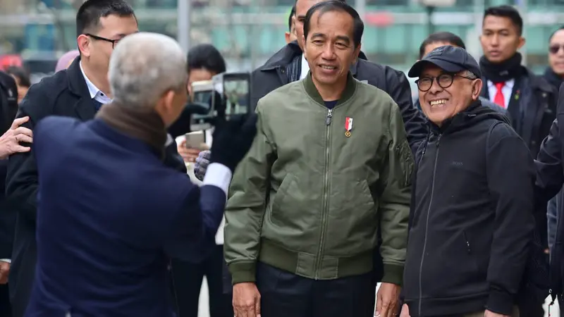 Presiden Joko Widodo (Jokowi) jalan pagi dan menyapa masyarakat Indonesia yang berada di sekitar hotel tempatnya bermalam.