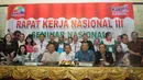 Bambang Widjojanto dan sejumlah peserta berpose bersama usai seminar nasional yang digagas oleh Konfederasi Serikat Pekerja Indonesia (KSPI), Jakarta, Senin (16/2/2015). (Liputan6.com/Herman Zakharia)