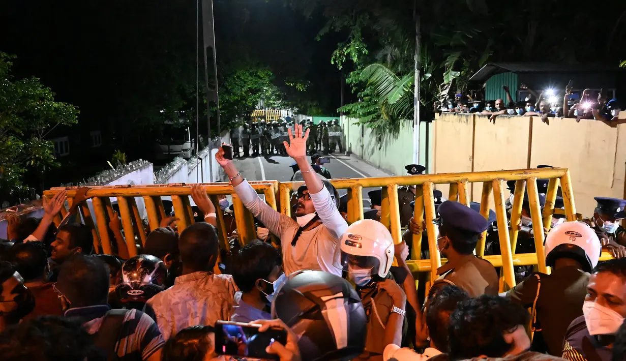 Orang-orang meneriakkan slogan-slogan ketika mereka berkumpul di luar rumah Presiden Sri Lanka untuk menyerukan pengunduran dirinya karena krisis ekonomi negara yang belum pernah terjadi sebelumnya memburuk di Kolombo (31/3/2022). (AFP/Ishara S. Kodikara)