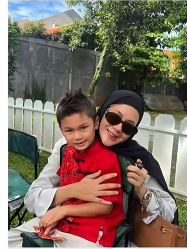 6 Potret Paula Verhoeven Temani Anak di Perayaan Imlek Sekolah, Nonton Barongsai