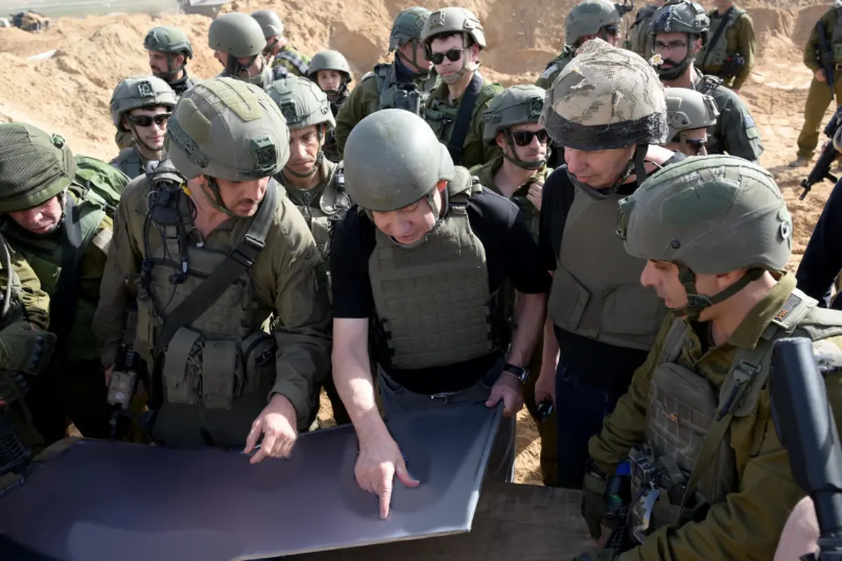 Perdana Menteri Benjamin Netanyahu terlihat bersama pasukan Israel di Jalur Gaza pada Minggu, 25 November 2023. (GPO/Avi Ohayon)