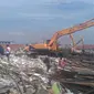 Eskavator meratakan bangunan di Pasar Ikan, Jakarta Utara. (Liputan6.com/Muslim AR)