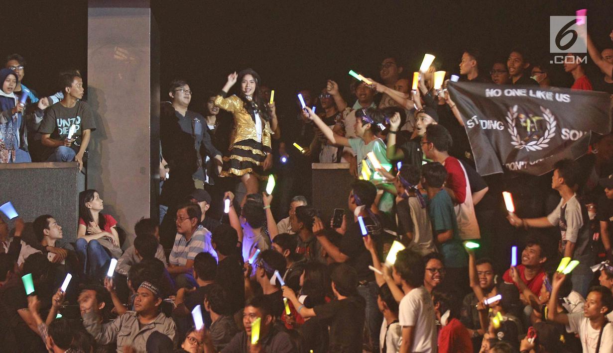 Penampilan member JKT 48 di tengah-tengah fans saat acara 'JKT48 Request Hour Setlist Best 30 2017' di Balai Sarbini, Jakarta, Sabtu (4/11). Para fans memilih 30 lagu dari antara seluruh lagu yang ada dengan cara voting. (Liputan6.com/Herman Zakharia)