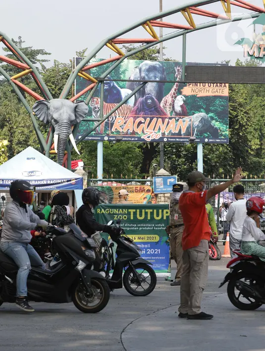 Suasana arus lalu lintas depan gerbang utama kawasan Kebun Binatang Ragunan, Jakarta, Minggu (16/5/2021). Sejumlah kawasan wisata di DKI Jakarta ditutup sementara untuk umum hingga 18 Mei 2021 untuk pemberlakukan penguatan protokol kesehatan COVID-19. (Liputan6.com/Helmi Fithriansyah)
