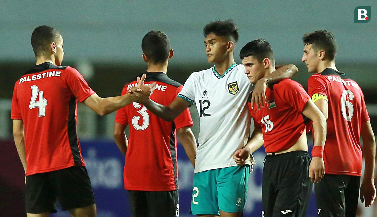 Narendra kemudian membantu Zhogayyer untuk berdiri lantas merangkulnya sambil bersalaman dengan pemain Timnas Palestina U-17 lainnya yakni Ibrahim Alfuqaha (kiri). (Bola.com/M Iqbal Ichsan)