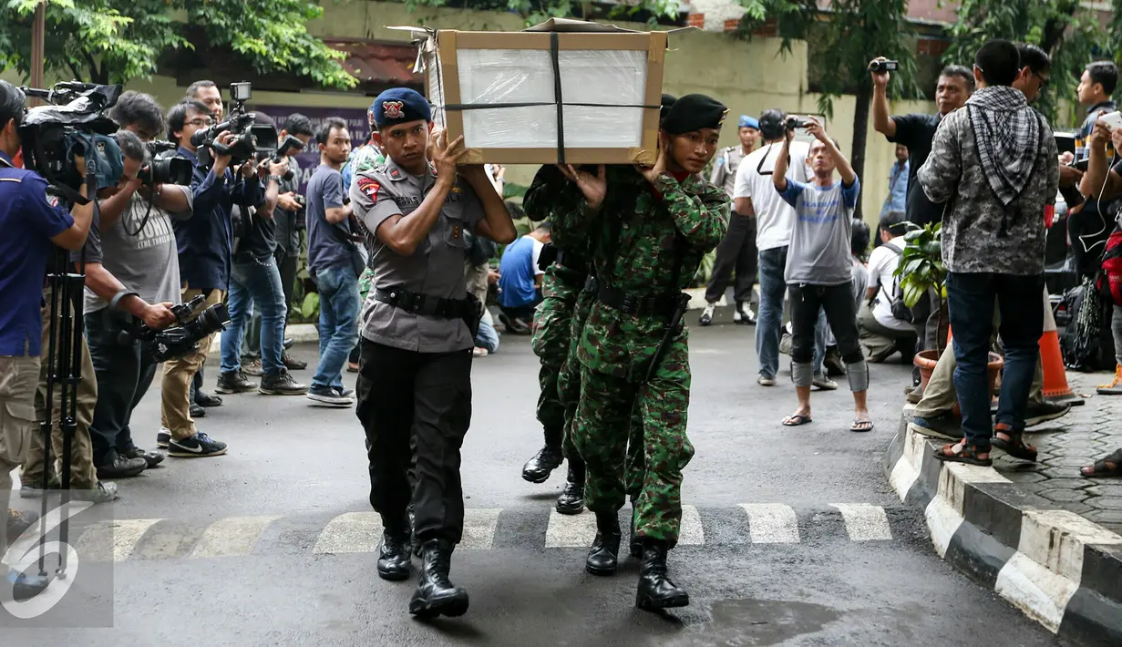 Petugas mengangkat 13 peti ke ruang transit jenazah yang dipersiapkan untuk korban helikopter TNI yang jatuh di RS Polri, Jakarta, Senin (21/3). Kecelakaan yang diduga akibat petir ini, menyebabkan 13 orang meninggal dunia. (Liputan6.com/Yoppy Renato)