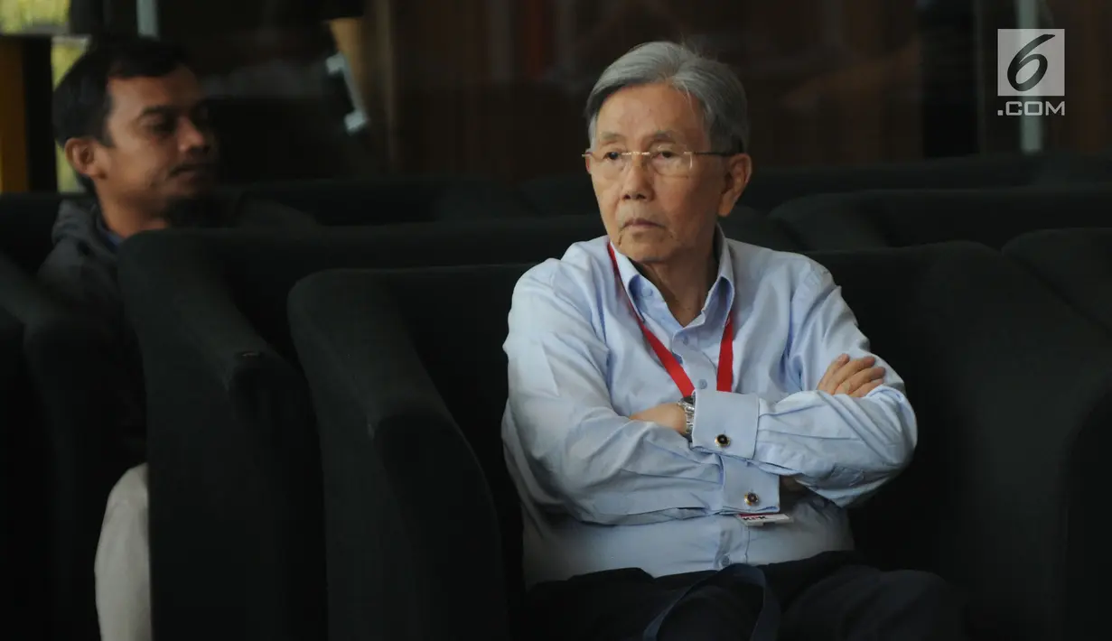 Menteri Koordinator Bidang Ekonomi, Keuangan dan Industri (Menko Ekuin) Kwik Kian Gie berada di ruang tunggu Gedung KPK, Jakarta, Kamis (11/7/2019). Kwik dipanggil sebagai saksi untuk kasus penerbitan Surat Keterangan Lunas (SKL) Bantuan Likuiditas Bank Indonesia (BLBI). (merdeka.com/Dwi Narwoko)