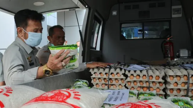 Kementerian Pertanian melakukan operasi pasar dengan melepas mobil operasional bahan pangan yang akan dikirim ke 10 pasar di DKI Jakarta. (Dok Kementan)