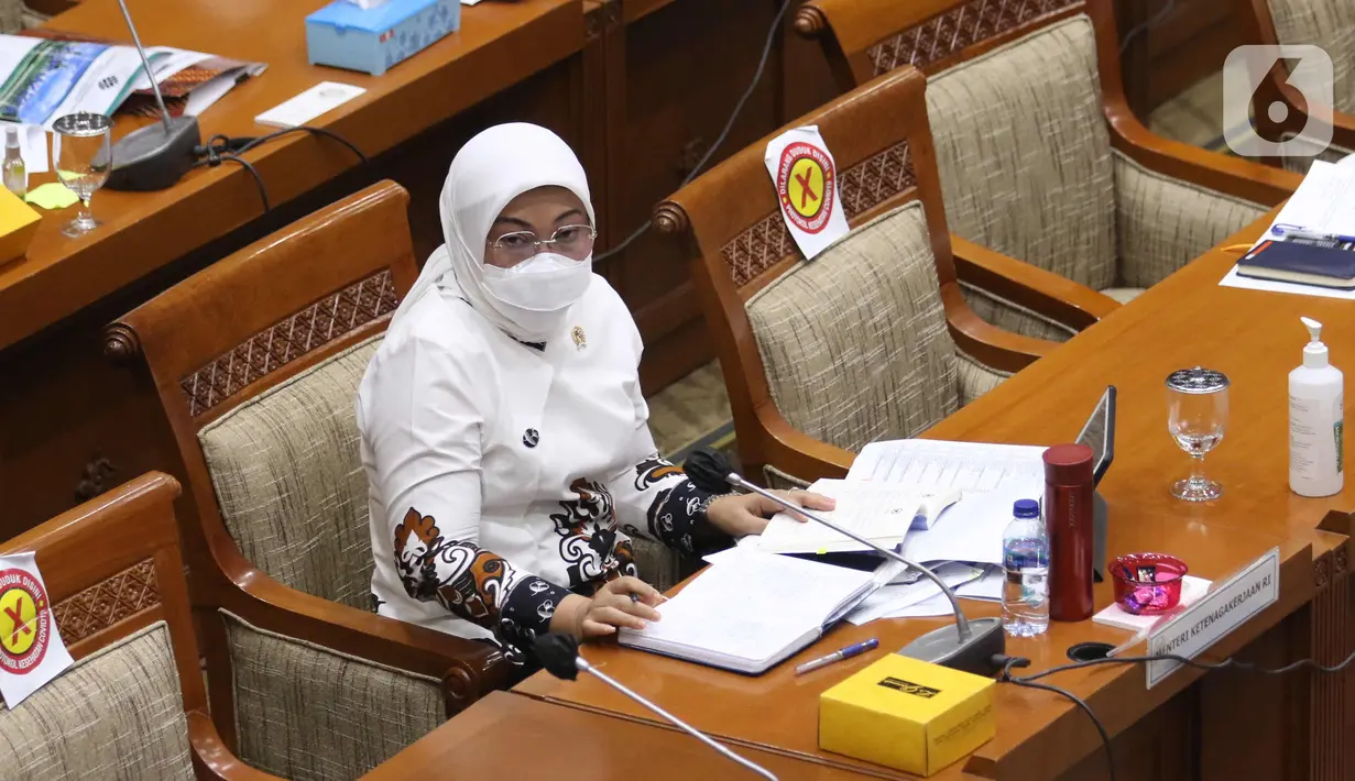 Menteri Tenaga Kerja Ida Fauziah mengikuti rapat dengar pendapat dengan Komisi IX DPR di Komplek Parlemen, Jakarta, Rabu (7/4/2021). Dalam rapat tersebut Komisi IX menyampaikan bahwa Kementerian Tenaga Kerja agar memperhatikan nasib kesejahteraan wartawan. (Liputan6.com/Angga Yuniar)