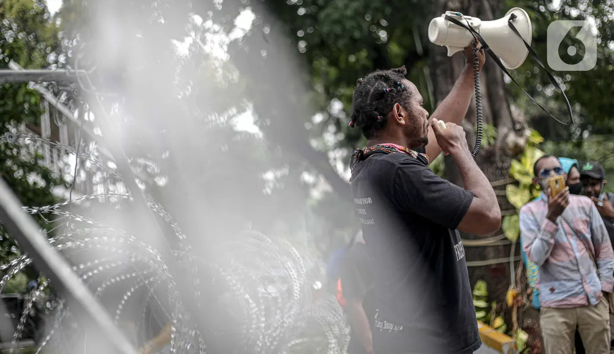 Massa yang tergabung dalam Aliansi Mahasiswa Papua berorasi saat menggelar aksi di kawasan Patung Kuda, Jakarta, Senin (16/11/2020). Mahasiswa menolak operasi Blok Wabu bekas PT Freeport Indonesia, perpanjangan otonomi khusus Papua yang berakhir 2021, dan UU Cipta Kerja. (Liputan6.com/Faizal Fanani)