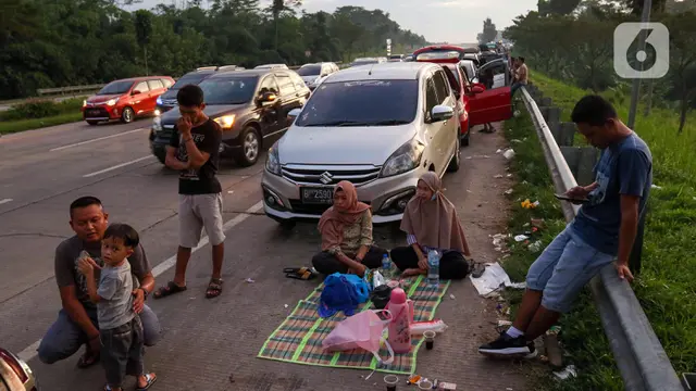 FOTO: Menikmati Buka Puasa di Bahu Jalan Tol Cikopo - Palimanan