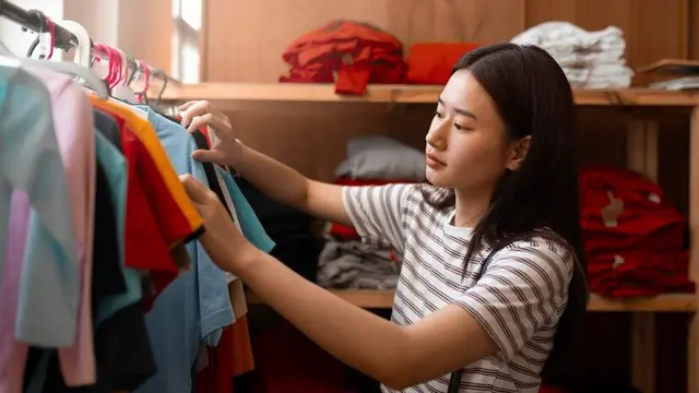 Tips Agar Tidak Bawa Banyak Baju Saat Traveling (Foto/Sumber: Freepik)