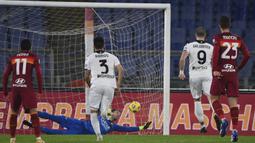 Striker Spezia, Andrej Galabinov (9) mencetak gol pertama timnya melalui eksekusi penalti ke gawang AS Roma dalam laga babak 16 besar Coppa Italia 2020/21 di Olimpico Stadium, Roma, Selasa (19/1/2021). Spezia menang 4-2 (2-2) atas AS Roma melalui extra time. (LaPresse via AP/Alfredo Falcone)