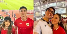 Maudy Effrosina memilih jersey Timnas warna putih, sementara Fadly Faisal tampil dengan jersey lengan panjang merah yang ia padukan dengan celana jeans. Kombinasi simpel namun tetap stylish ini menambah daya tarik keduanya di tengah euforia pertandingan.