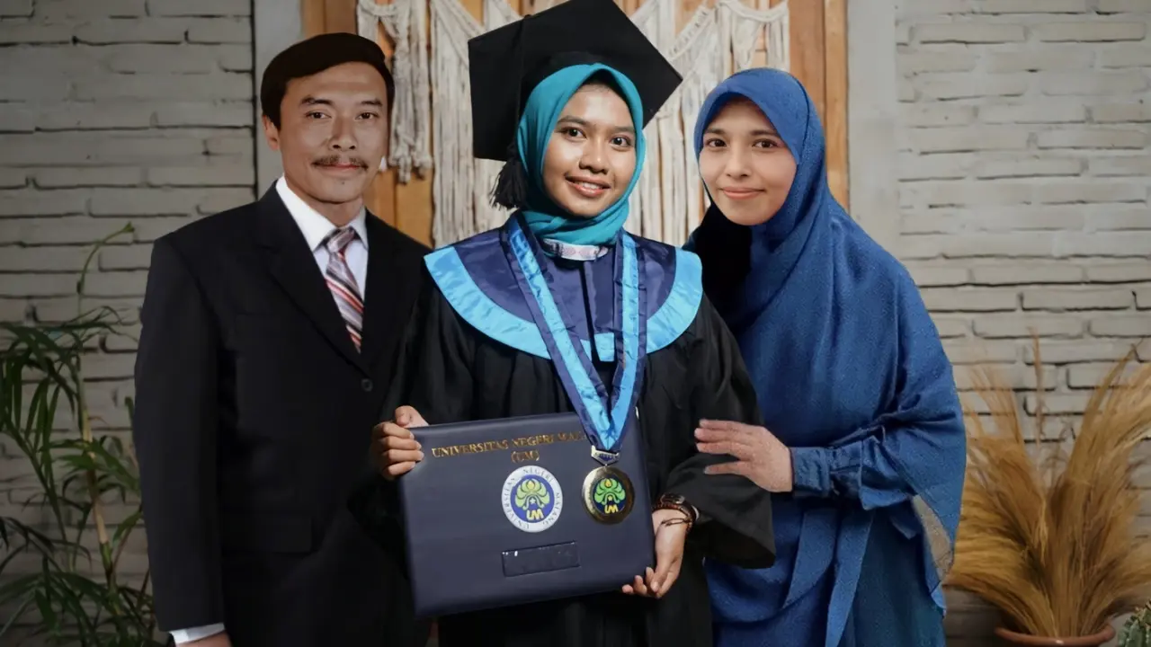 Cewek Ini Minta Foto Wisudanya diedit Bareng Orangtua, Kisah Di Baliknya Bikin Haru
