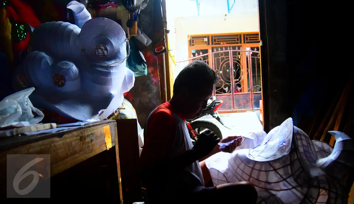 Sutikno, pembuat Barongsai tengah mengerjakan order di tempat pembuatan di Semarang, Jateng, Senin (18/1). Menjelang perayaan Imlek 2567 pengrajin barongsai sudah kebanjiran order sejak 1 bulan lalu. (Foto: Gholib)