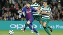 Aksi Lionel Messi (kiri) berlari melewati adangan pemain Eibar David Junca pada lanjutan La Liga Spanyol di Camp Nou stadium, Barcelona (19/9/2017). Barcelona menang 6-1. (AFP/Pau Barrena)