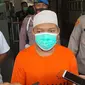 Tersangka AI (44), saat menyampaikan permohonan maaf telah membuat rekayasa babi ngepet di Polres Metro Depok. (Liputan6.com/Dicky Agung Prihanto)