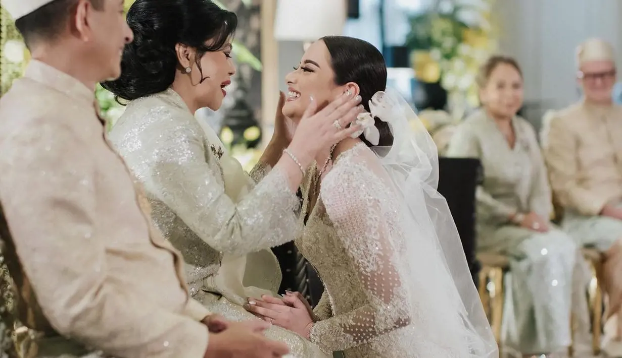 Pasangan bahagia ini menikah pada Minggu, 18 September 2022 di Four Seasons Hotel, Jakarta Selatan.