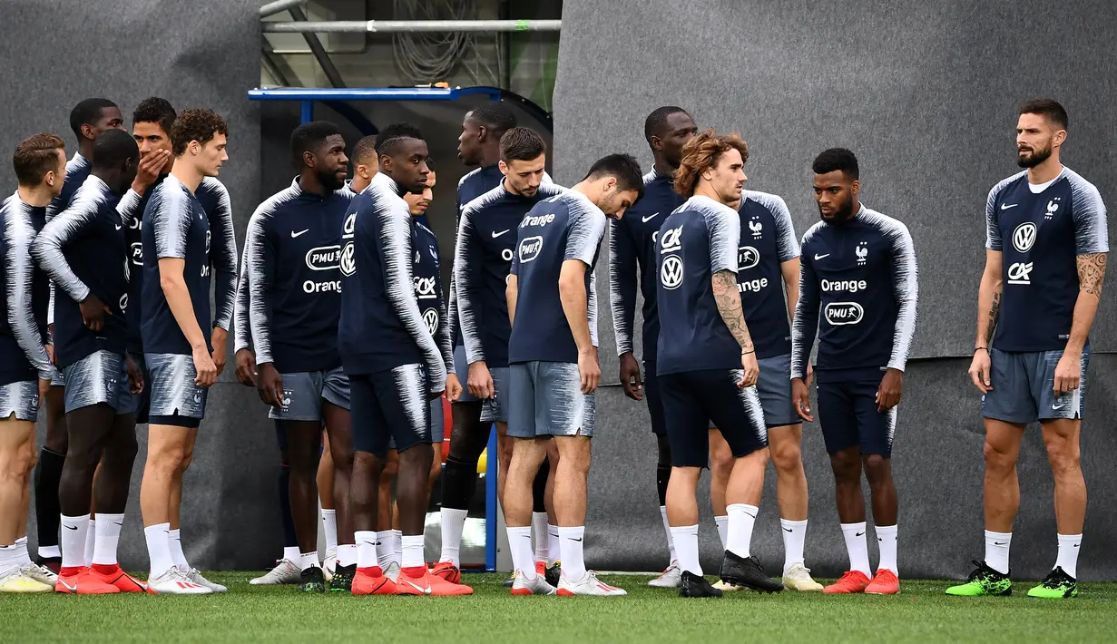 Para pemain Prancis bersiap mengikuti sesi latihan tim di Andorra La Vella (10/6/2019). Prancis akan bertanding melawan timnas Andorra pada grup H Kualifikasi Piala Eropa 2020 di Estadi Nacional d'Andorra. (AFP Photo/Franck Fife)