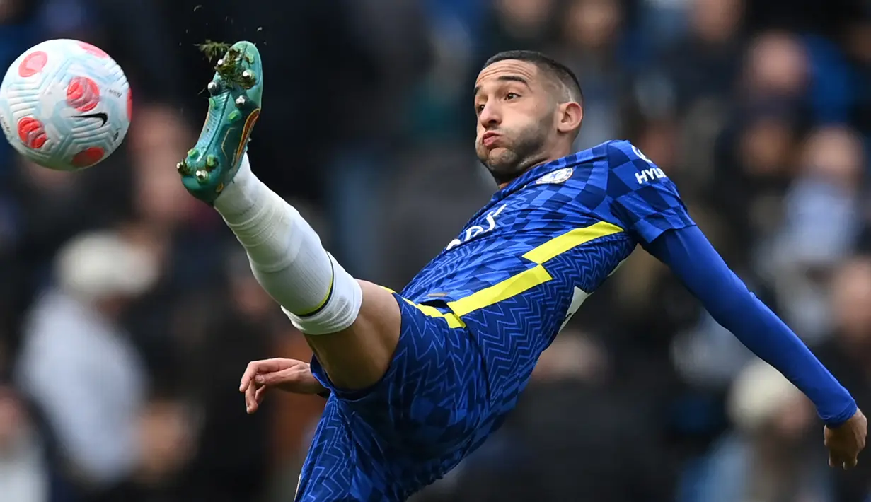 Hakim Ziyech. Gelandang serang asal Maroko berusia 29 tahun yang telah 2 musim memperkuat Chelsea ini didatangkan dari Ajax Amsterdam pada awal musim 2020/2021 dengan nilai transfer sebesar 40 juta euro. Hakim Ziyech sendiri didatangkan Ajax dari FC Twente dengan mahar senilai 11 juta euro pada awal musim 2016/2017. (AFP/Glyn Kirk)