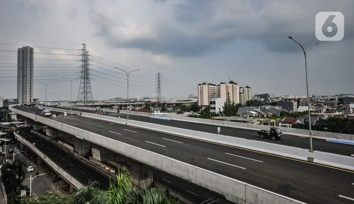 Suasana proyek 6 Ruas Tol Dalam Kota Seksi A rute Kelapa Gading-Pulo Gebang, Jakarta, Rabu (9/6/2021). Sementara untuk ruas B (Semanan-Grogol) dan C (Grogol-Kelapa Gading) ditargetkan selesai Maret 2024 mendatang. Di mana progres konstruksi tol ini dimulai akhir 2021. (merdeka.com/Iqbal S. Nugroho)