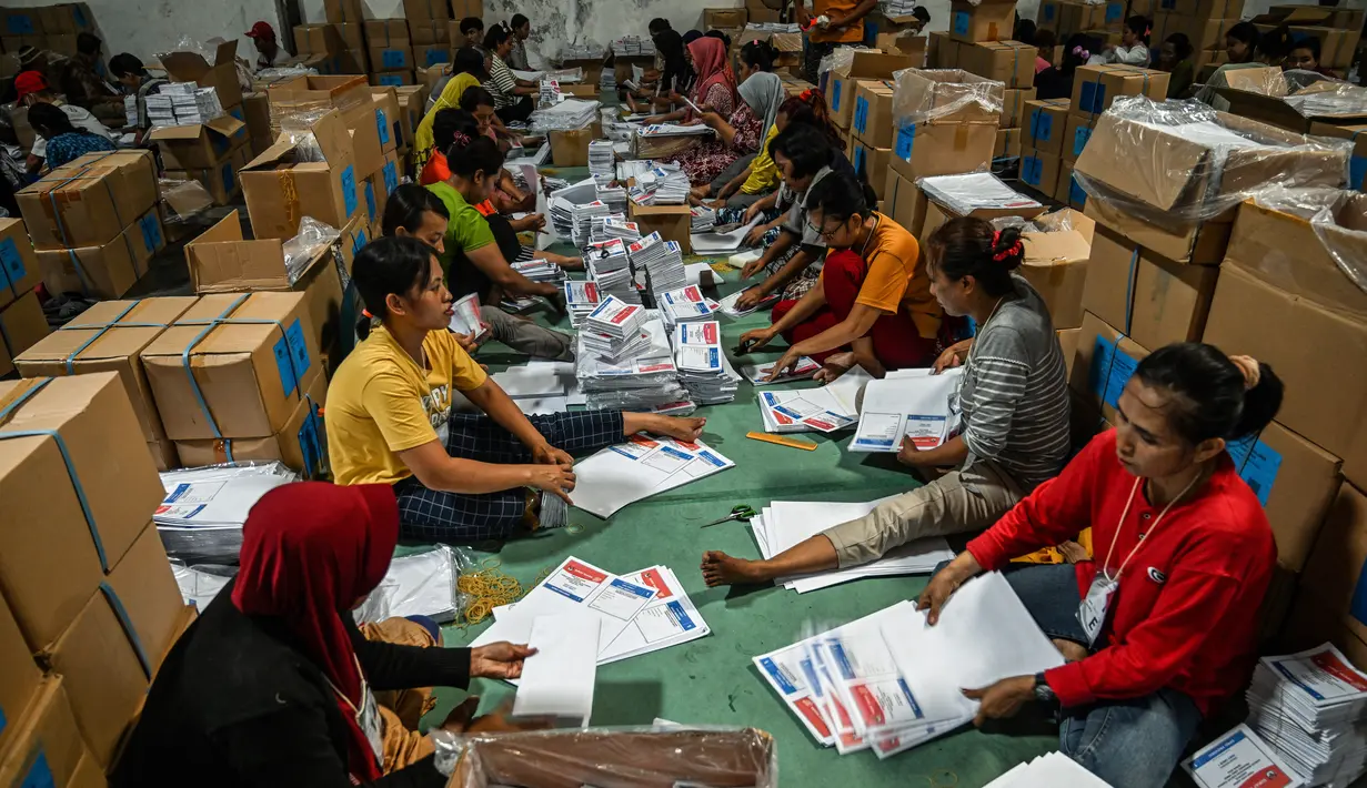 Sebanyak 2.266.157 lembar surat suara DPD tiba di gudang tersebut. (Photo by Juni Kriswanto / AFP)
