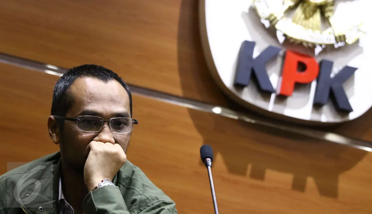 Abraham Samad saat memberi keterangan pers usai melakukan diskusi internal bersama para pegawai KPK di gedung KPK, Jakarta, Kamis (30/3). Diskusi tersebut membahas sejumlah strategi untuk menghadapi upaya pelemahan KPK. (Liputan6.com/Helmi Afandi)