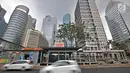 Kendaraan melintasi Halte Bus Transjakarta Gelora Bung Karno (GBK) di Jalan Jenderal Sudirman, Jakarta, Selasa (24/7). Perluasan untuk memberi kenyamanan kepada masyarakat yang beralih ke Transjakarta. (Liputan6.com/Faizal Fanani)