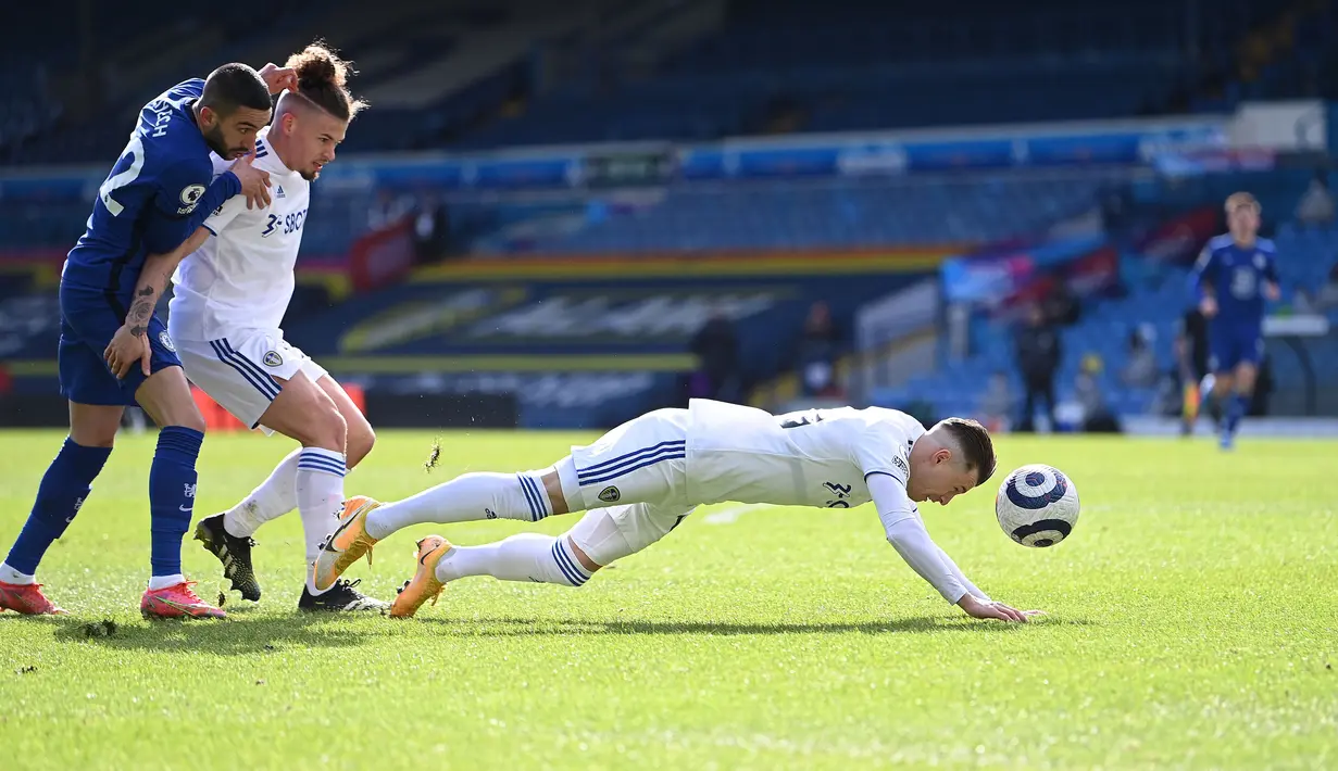 Bek Leeds United, Ezgjan Alioski (kanan) susah payah menghalau serangan dari Chelsea dalam pertandingan lanjtan Liga Inggris 2020/2021. (Foto: AFP/Pool/Laurence Griffiths)