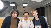 Aktor Hollywood Robert Pattinson dan sutradara Korea Selatan, Bong Joon-Ho, saat menjalani promosi film terbaru mereka, Mickey 17. (Via Instagram @alxsimanjuntak)