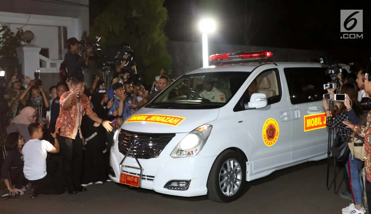 Mobil membawa peti jenazah Presiden RI ke-3 BJ Habibie tiba di rumah duka Patra Kuningan Jakarta, Rabu (11/9/2019). BJ Habibie wafat pada hari Rabu (11/9) sekitar jam 18.05 WIB di usia 83 tahun dan akan dimakamkan di TMP Kalibata setelah salat Dzuhur. (Liputan6.com/Angga Yuniar)