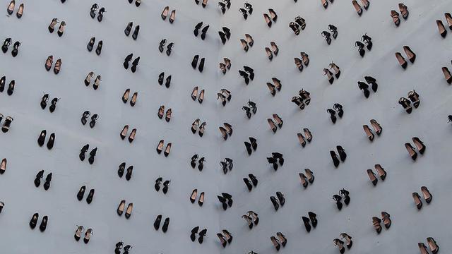 Seniman Ini Hiasi Dinding dengan 440 Pasang Sepatu, Alasan di Baliknya Bikin Terenyuh