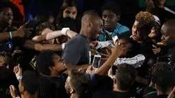 Kobe Bryant menyapa fans cilik saat naik diatas panggung pada penghargaan Kids Choice Sport 2016 di Los Angeles, California, (14/7/2016). (REUTERS/Mario Anzuoni)