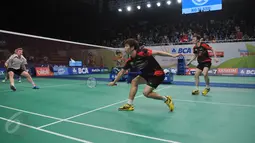 Aksi ganda putra asal Korsel, Lee Yong Dae/Yoo Yeon Seong di Indonesia Open Superseries Premier 2015, Jakarta, Rabu (4/6/2015). Yong Dae (kedua kanan) menjadi magnet di Senayan karena menjadi perhatian suporter wanita. (Liputan6.com/Herman Zakharia)