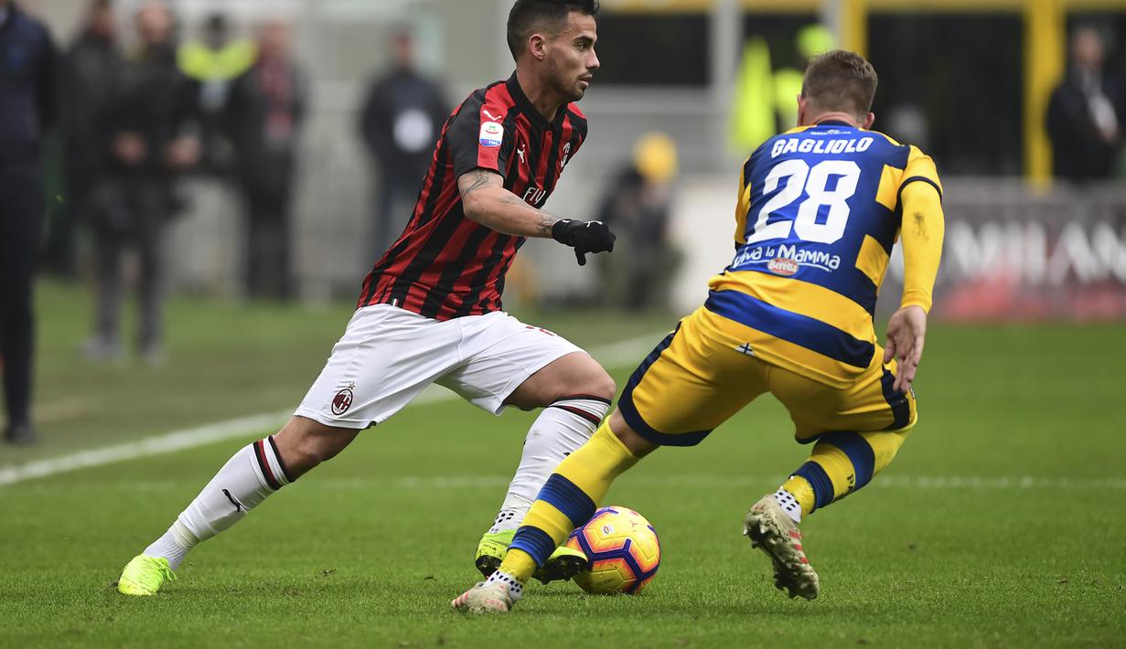 Pemain AC Milan, Suso mencoba melewati pemain Parma dalam laga lanjutan giornata ke-14 Serie A yang berlangsung di stadion San Siro, Milan, Minggu (2/12). AC Milan menang 2-1. (AFP/Miguel Medina)