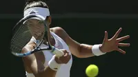 Aksi Garbine Muguruza mengembalikan bola kearah lawannya Angelique Kerber tunggal putri hari ketujuh di Wimbledon Tennis Championships, London, (10/7/2017). Garbine menang 4-6, 6-4, 6-4. (AP/Tim Ireland)