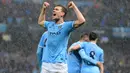 Edin Dzeko. Striker Bosnia Herzegovina berusia 38 tahun yang kini menjalani musim pertama di Inter Milan ini pernah memperkuat Manchester City selama 5 musim, 2010/2011 hingga 2014/2015. Dua kali ia menjadi juara Liga Inggris, musim 2011/2012 dan 2013/2014. (AFP/Andew Yates)