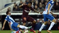 Gelandang Barcelona, Paulinho, mengalami cedera kaki pada pertandingan Copa del Rey melawan Espanyol. (AFP/Josep Lago)