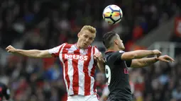 Gelandang Stoke City, Darren Fletcher, berebut bola dengan gelandang Arsenal, Granit Xhaka, pada laga Premier League di Stadion Bet365, Sabtu (19/8/2017). Stoke City menang 1-0 atas Arsenal. (AP/Rui Vieira)