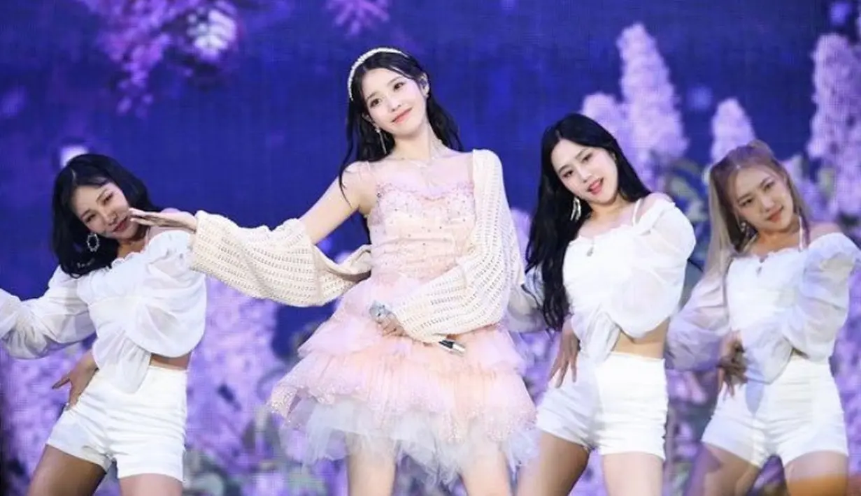 IU tampiondenhan kini dress ruffle pink dengan aksen beads pada bagian dada dipadukan outer knitwear crop lengan panjang putih. [@dlwlrma]